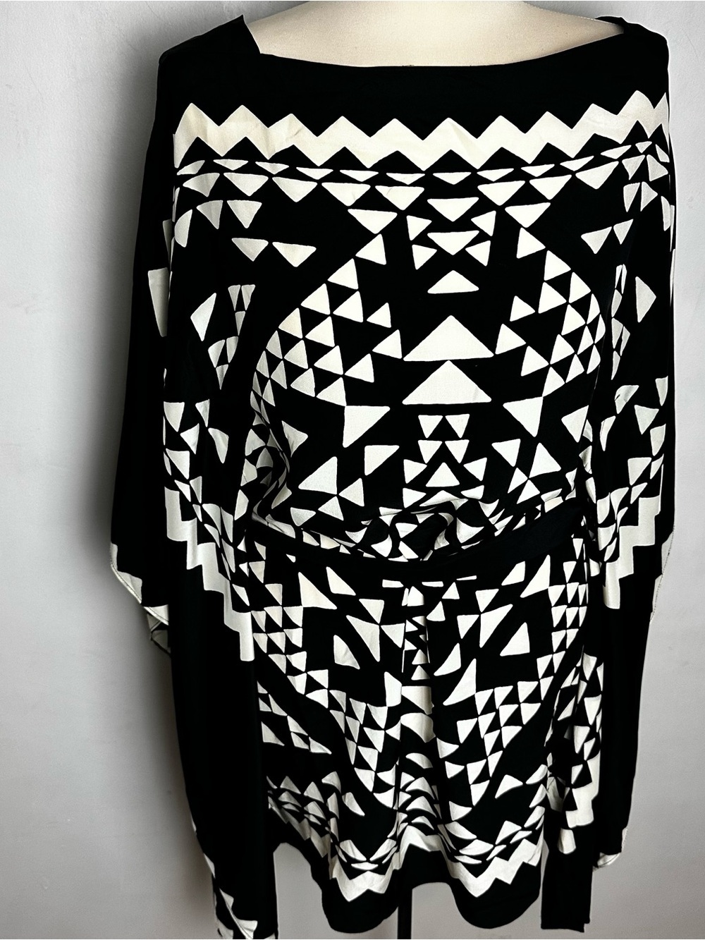 BCBG MaxAzria Tunic Dress Women's Size Small 100% Silk Aztec Adjustable Black